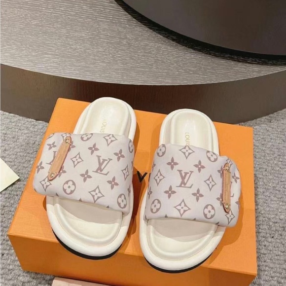 Louis Vuitton White and Brown Monogram Slides - Picture 4 of 4